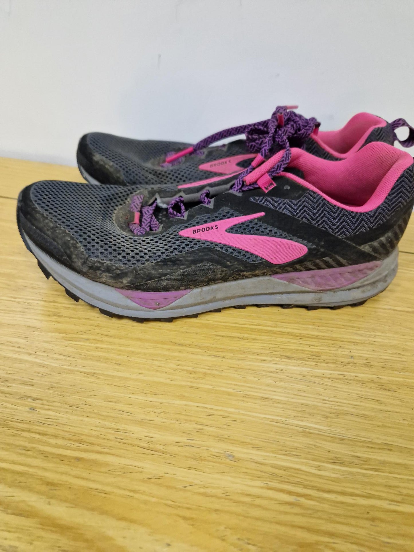 Brooks Ladies Trainers in Black & Pink - Size 5