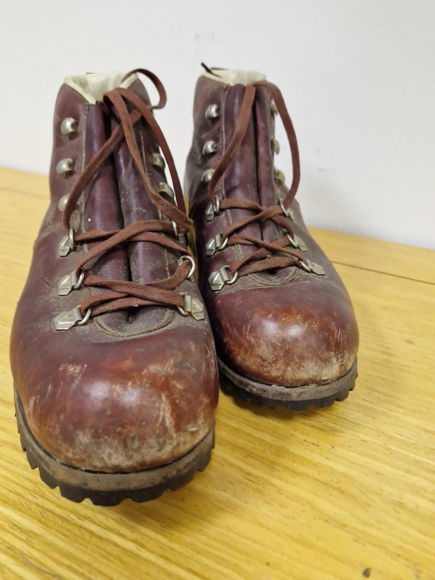 Helvellyn Ladies Walking Boots in Burgundy - Size 6