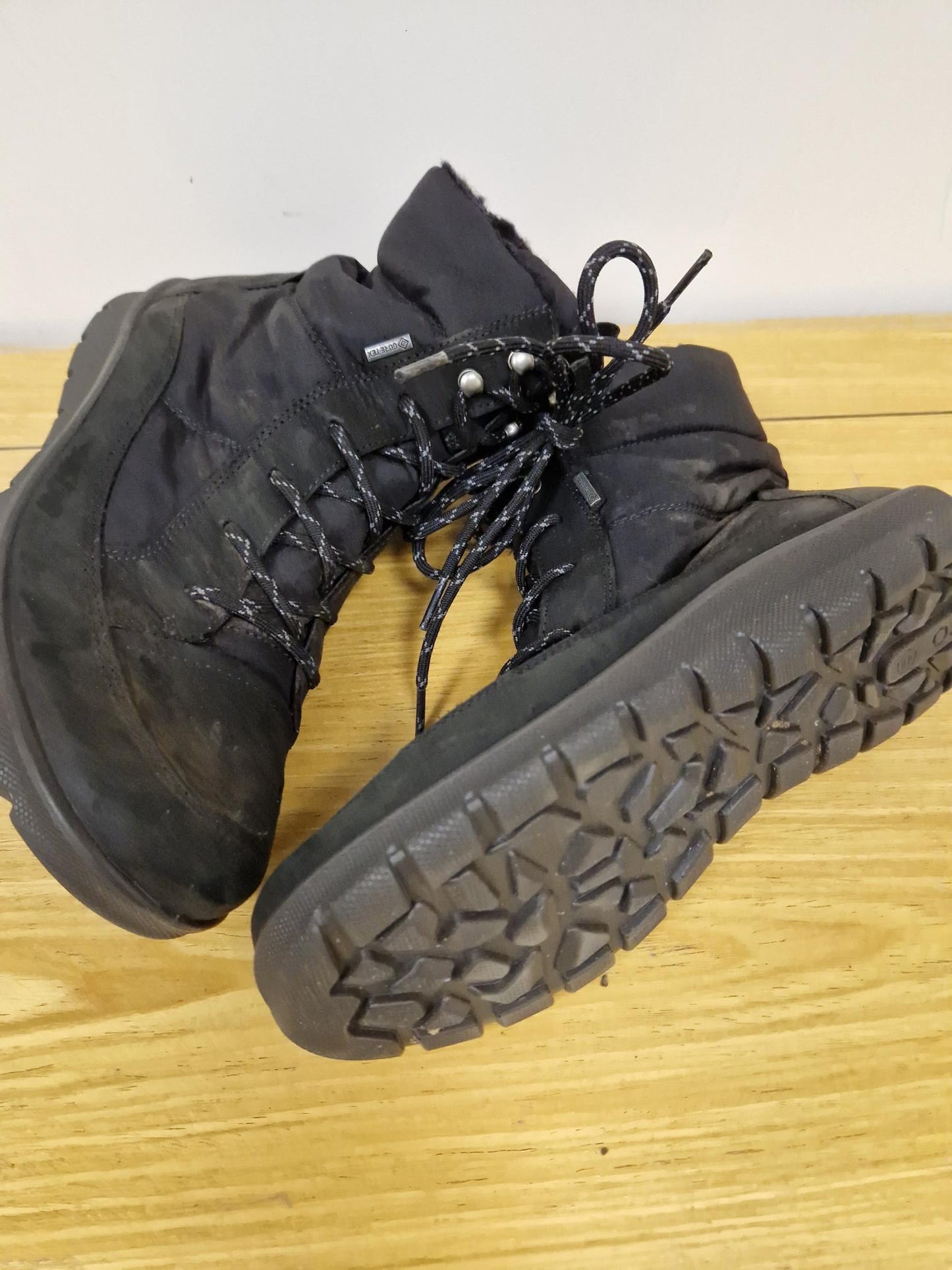 Ecco Ladies Walking boots in Black - Size 6